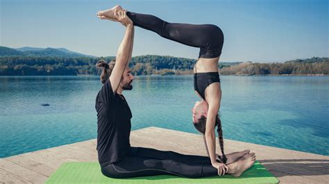 Posturas De Yoga Para Dos Descubre La Conexi N En Pareja