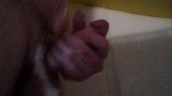 Acariciando En La Ducha Y Disparando Una Gruesa Carga XVIDEOS
