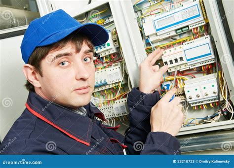 elektriker bei der arbeit stockbild bild von industrie