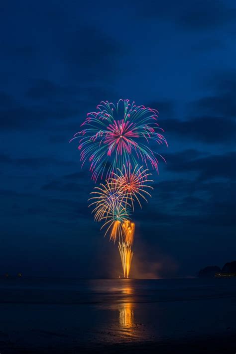 日が落ちた夜空に打ち上がる花火の無料の写真素材 Id31796｜フリー素材 ぱくたそ