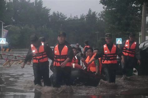 武警北京总队机动第二支队官兵星夜驰援抗洪一线