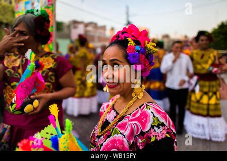 Una Mujer Ind Gena Zapoteca Vestida Con Trajes Tradicionales Cocina Una