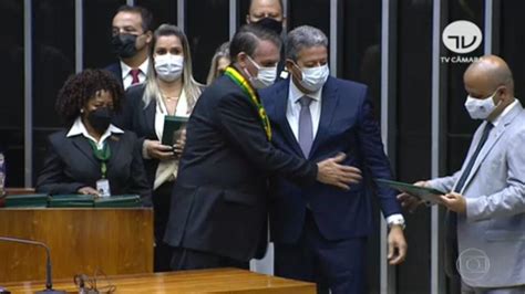 Bolsonaro recebe medalha na Câmara sob gritos de genocida e mito