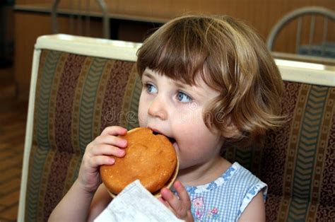 Muchacha De La Hamburguesa Imagen De Archivo Imagen De Muchacha