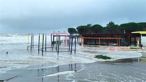 Il Maltempo Sferza La Costa Mareggiate In Tutti I Sette Lidi Salvata