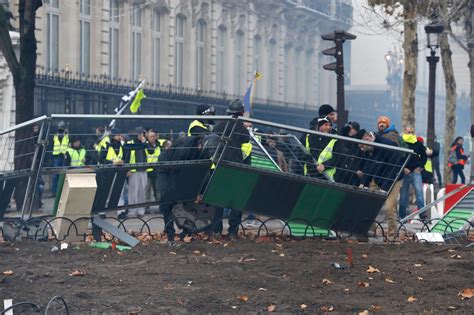 Fran A Detidos E Pessoas Feridas Em Protesto Dos Coletes