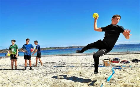 Initiation Au Beach Handball Au Trez Hir Pour Les Jeunes Du Locmaria