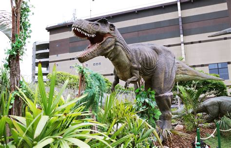 Parque dinossauros T Rex Park deixa a ciência de lado e mistura