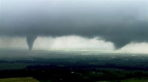 Poderosas Tormentas Causan 30 Tornados En El Centro De EEUU