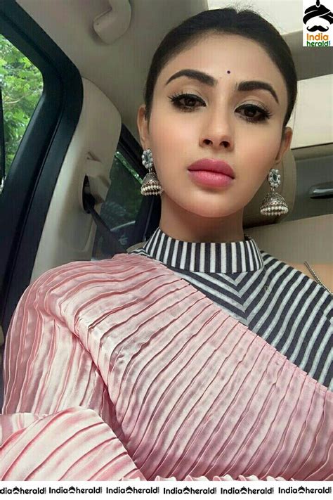 Mouni Roy Glam Hot In Sleeveless Blouse And Pink Saree