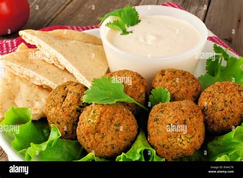 Falafel Auf Blattsalat Mit Pita Brot Und Tzatziki Sauce Nahaufnahme