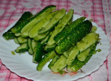 Быстрые малосольные огурцы в пакете с чесноком и укропом