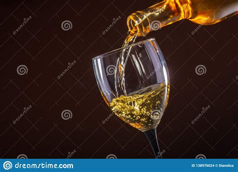 Vidro De Derramamento Do Vinho Branco Foto De Stock Imagem De Partido