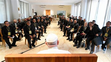 Papa Encontra Jesu Tas Em D Li E Presta Homenagem A Um Padre De