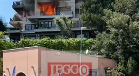 Roma Appartamento In Fiamme Ai Parioli I Pompieri Salvano Due Persone