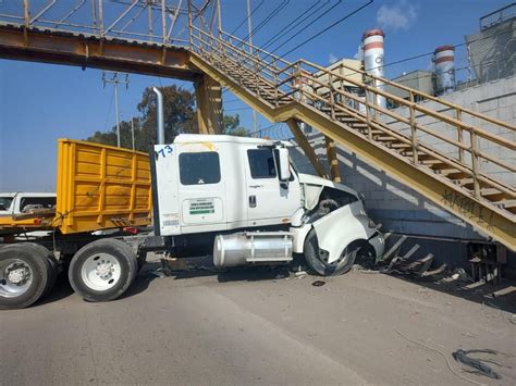 Video Tr Iler Invade Carril Contrario Y Provoca Aparatoso Accidente En