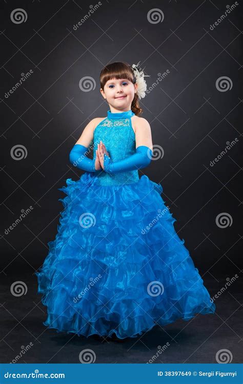 Retrato Da Menina De Sorriso Bonito No Vestido Da Princesa Imagem De