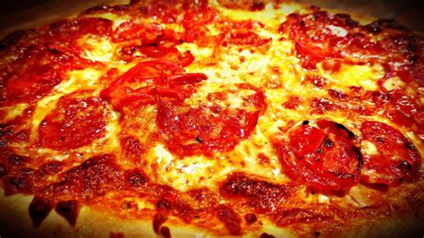 Hot Spicy 15 Hot Sauces Italian Pizza Youtube