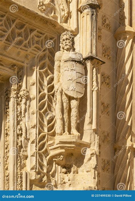 Escultura Na Porta De Marchena Nos Jardins Do Alcazar Real Em Seville