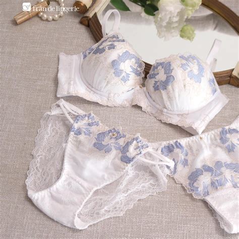 fran de lingerie 人気の高胸メイクノンワイヤー華あり刺繍デザイン スタイルアップワイヤレスフローラ ノンワイヤーブラショーツセット ファッション通販 MAGASEEK