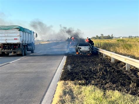 Se incendió un automóvil en Circunvalación Oeste Power Max 104 5