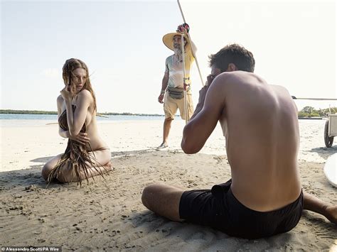 Pirelli Kalender Hunter Schafer Entbl T Sich Am Strand W Hrend