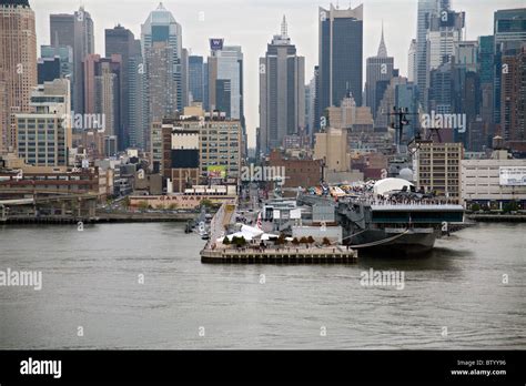 Intrepid aircraft carrier museum hi-res stock photography and images ...