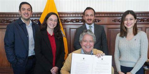 Consulta Popular Lasso Firma El Decreto En El Que Ordena Al Cne La