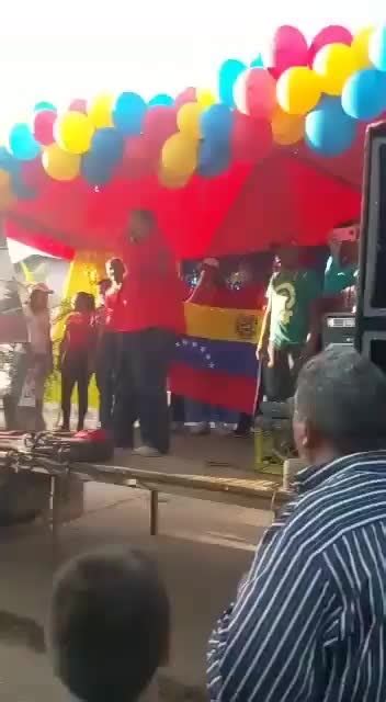 Los chavistas caerán por su propio peso XD Meme subido por El John