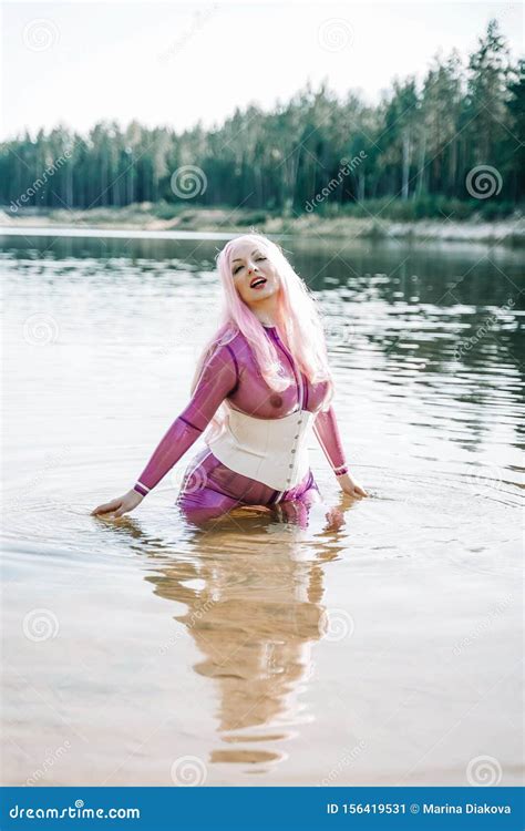 Sexy Frau In Transparenter Lila Latex Outfit Im Wasser Posieren