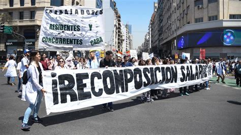 Médicos residentes marchan nuevamente en reclamo de recomposición