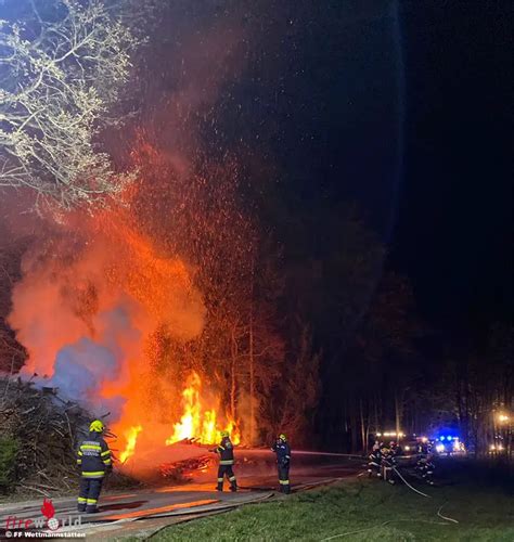 Stmk Mehrere Meter Hoher Holzstapel Brennt In Preding Vier Wehren Im