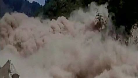 Uttarakhand Massive Landslide Strikes Near Badrinath Route 15 000 Tourists Stranded