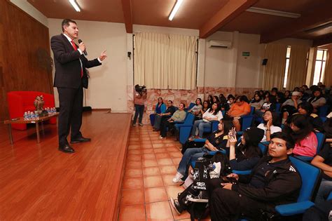 Comparte Rector De La Uadec Sus Libros Favoritos Con La Comunidad