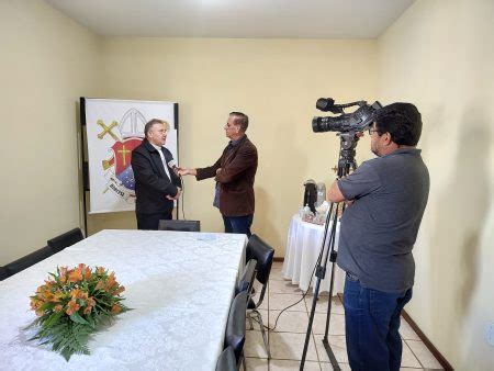 Dom Nélio participa de café da manhã colaboradores e recebe