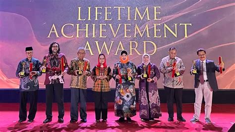 Ono Surono Terima Anugerah Lifetime Achievement Award Pada Puncak Hari