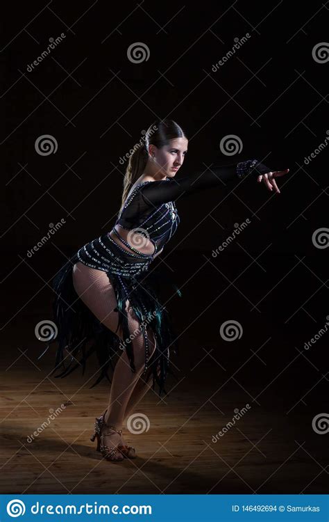 Muchacha Latino Hermosa Del Bailar N En Vestido Negro Elegante En Fondo