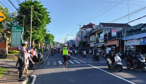 Nusabali Sat Lantas Tertibkan Parkir Liar Di Depan Rsud Klungkung