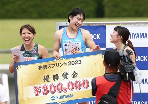 女子100m障害決勝、表彰台で笑顔を見せる（左から）寺田明日香、青木益未、福部真子（撮影・平嶋 理子） ― スポニチ Sponichi