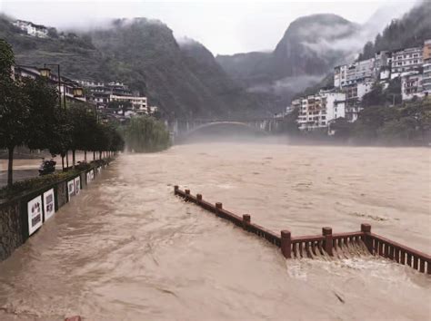 重庆6个区县遭遇大暴雨 劳动报