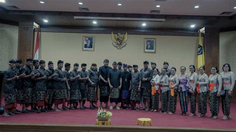 Wabup Suiasa Lepas Peserta Utsawa Dharma Gita Duta Badung Ikuti Lomba