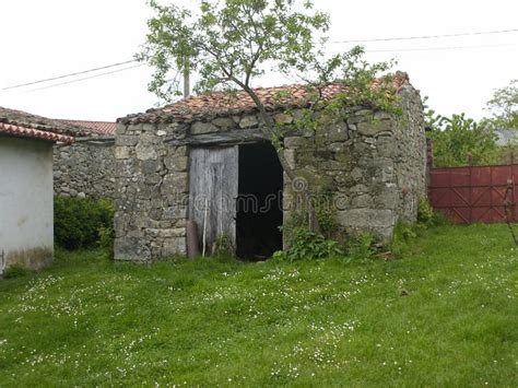 La Casa De Piedra Tradicional En Galicia Con Graden Imagen De Archivo