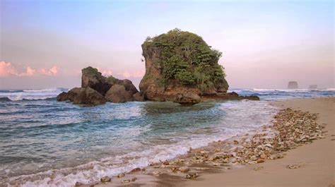 Surga Tersembunyi Di Malang Pantai Sepi Dengan Ombak Tenang Cocok