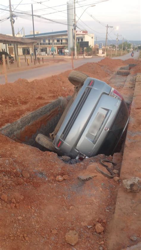 Carro Cai Em Buraco De Obra Da Copasa Na Avenida Lago Tucurui Em