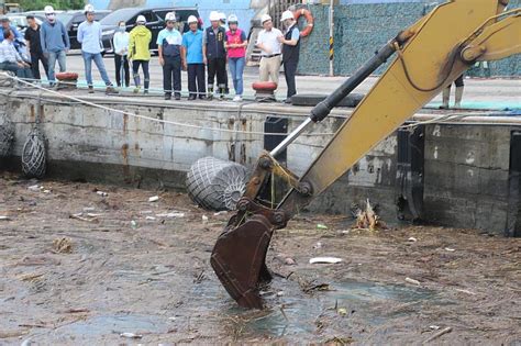 台東富岡漁港湧漂流木 縣府農業處調派機具清除 縣長饒慶鈴視察宣布傍晚可完成作業 中央社訊息平台