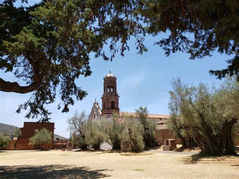 Visi N Desde Un Parque De La Iglesia Cat Lica En Tzintzuntzan