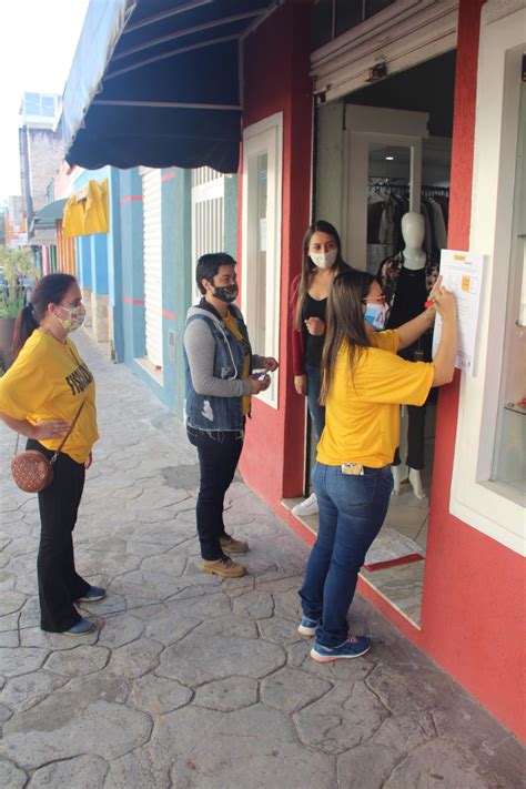 Combate à Covid 19 Prefeitura fixa cartazes nos comércios as