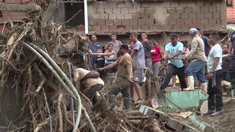 Inundaciones Y Deslaves Dejan Decenas De Muertos Y Heridos En Venezuela