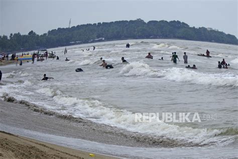 Gelombang Tinggi Wisatawan Diimbau Tak Berenang Di Pantai Banten Pada