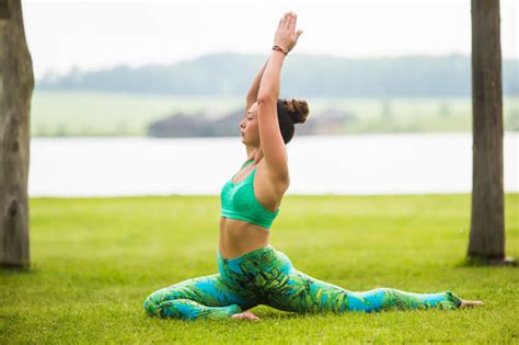 Ardha Matsyendrasana Зображення стокові фотографії та картинки Ardha Matsyendrasana